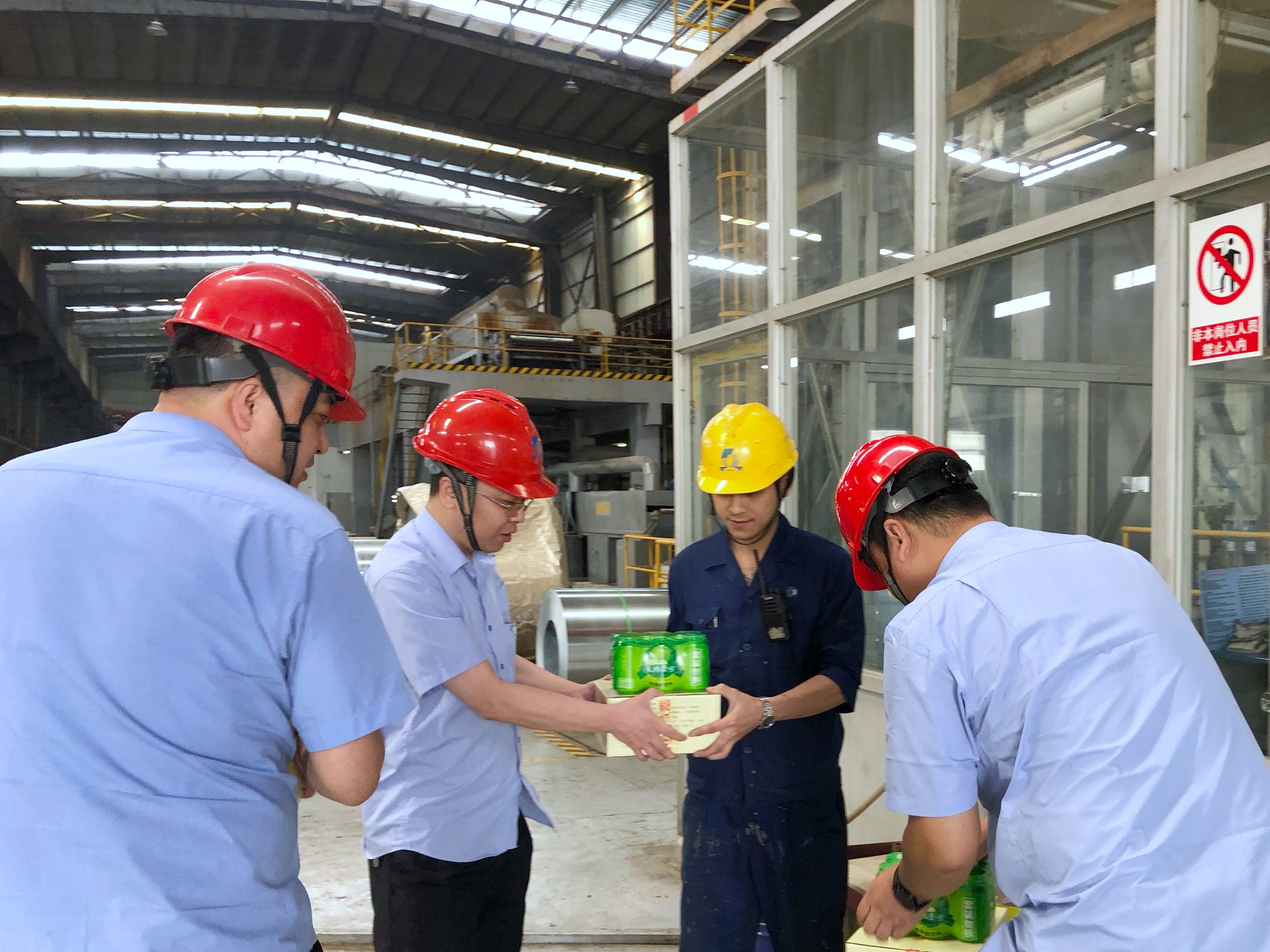 【“五一”劳动节】津西金兰为奋战在生产一线的员工送去关怀